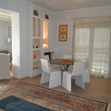 Spacious Town Apt With Sea View شقة *
