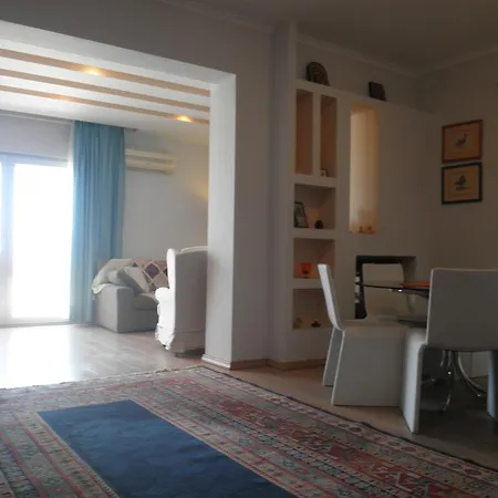 Spacious Town Apt With Sea View شقة *